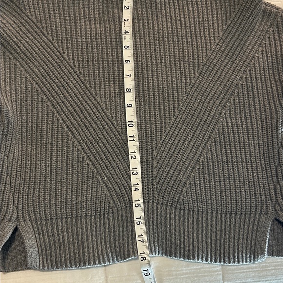 Abercrombie & Fitch Wedge Crew Gray Sweater Size Small - Picture 7 of 9